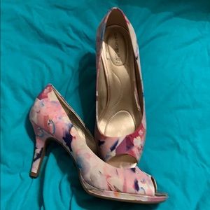 EUC Floral Pump